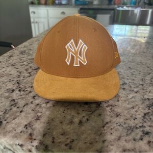 Gold/ Tan New York Yankees baseball hat/ Cap‎ with logo like new MLB NY Yankees